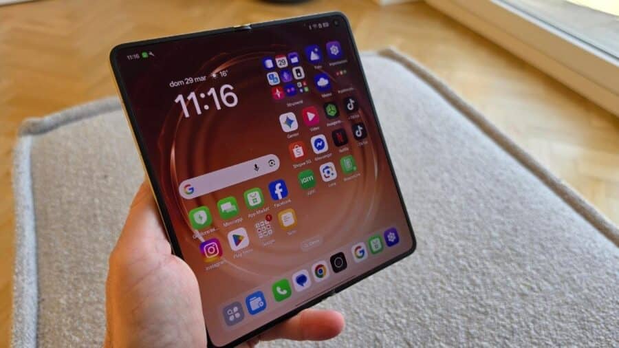 OPPO Find N6 aperto in mano con schermata home ColorOS 16, visibile la piega centrale del display