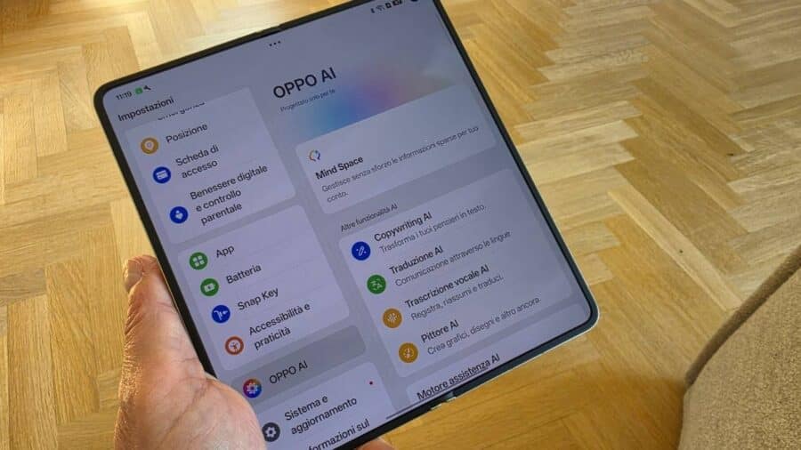 OPPO Find N6 display interno aperto con ColorOS 16 e schermata home, visibile la piega centrale