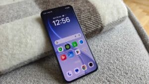 OPPO Reno 15 FS 5G schermata home con orologio e app di sistema su sfondo azzurro