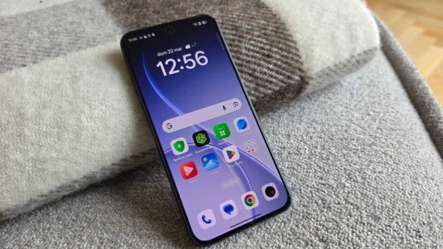 OPPO Reno 15 FS 5G schermata home con orologio e app di sistema su sfondo azzurro