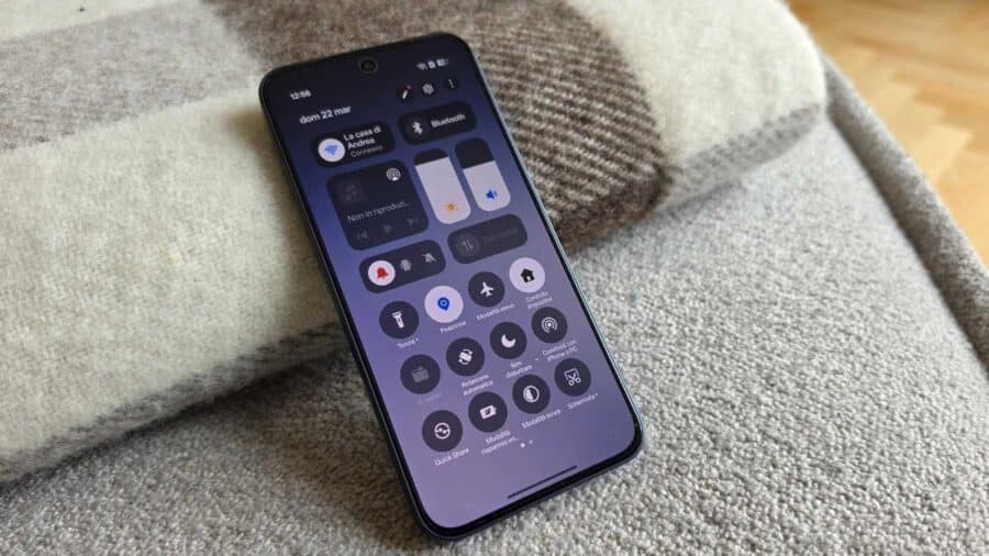 OPPO Reno 15 FS 5G pannello notifiche rapide con toggles connettività e controlli multimediali