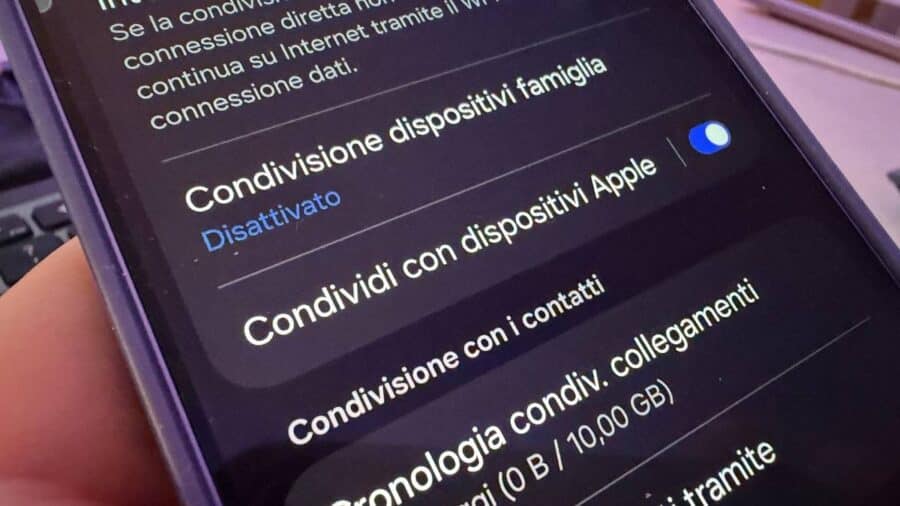 Schermata Quick Share del Samsung Galaxy S26 con l'opzione Condividi con dispositivi Apple visibile e attivabile
