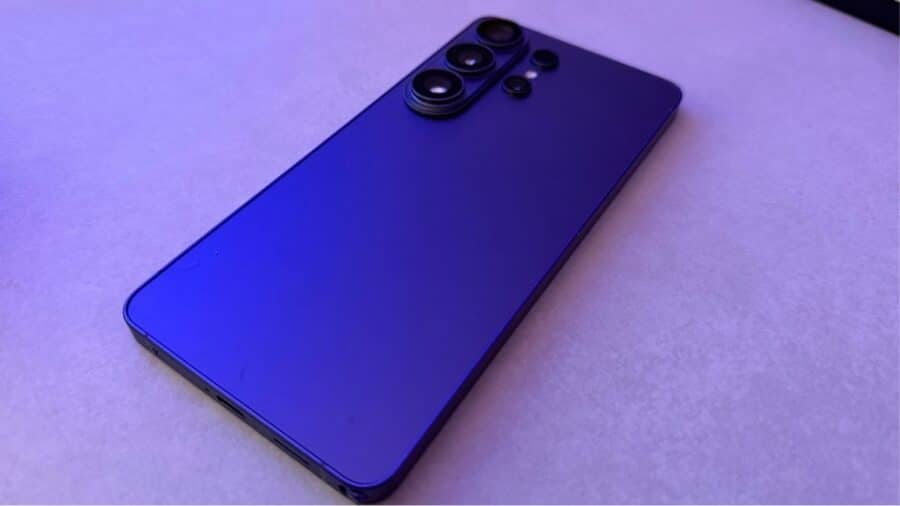 Samsung Galaxy S26 Ultra visto dal retro con il modulo fotocamera quadruplo, protagonista del tutorial su Quick Share e AirDrop