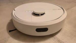 iRobot Roomba Plus 405 Combo su pavimento in gres, vista frontale