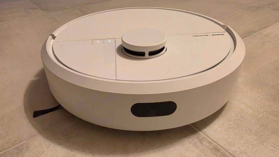 iRobot Roomba Plus 405 Combo su pavimento in gres, vista frontale