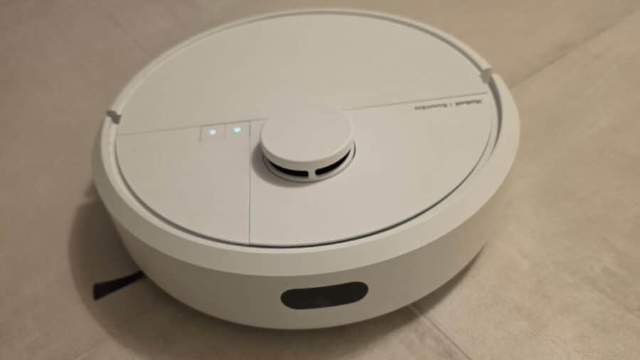 iRobot Roomba Plus 405 Combo, dettaglio LED di stato accesi sul pannello superiore