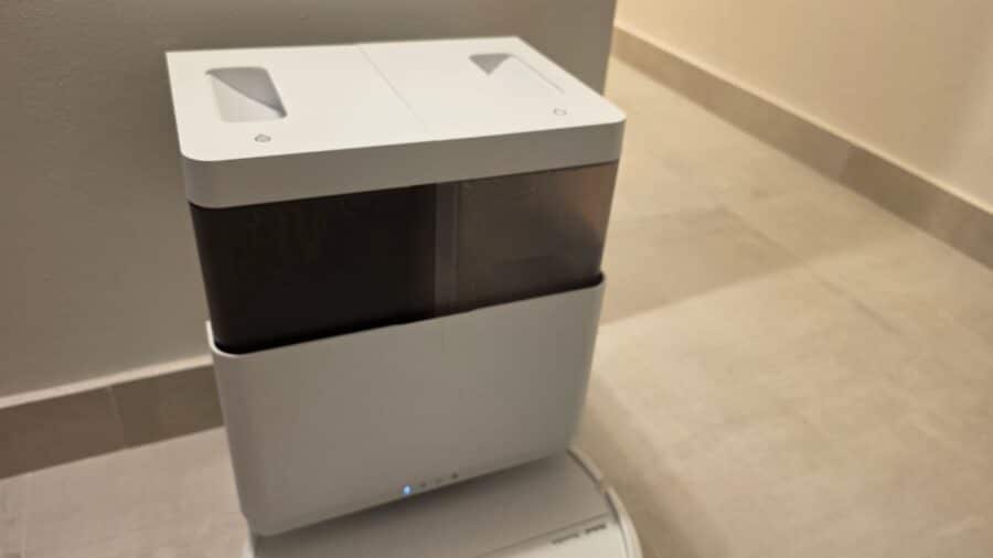 AutoWash Dock di iRobot Roomba Plus 405, dettaglio serbatoi acqua pulita e sporca