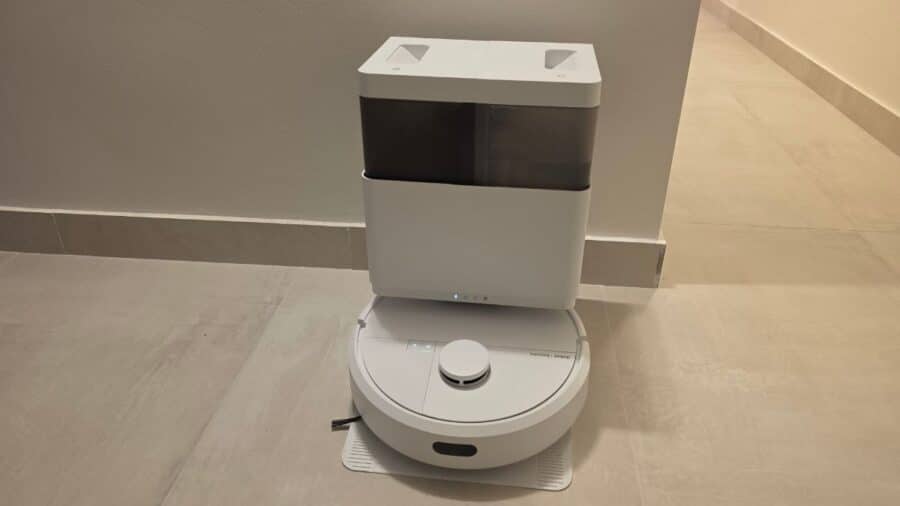 iRobot Roomba Plus 405 Combo con AutoWash Dock in angolo, vista completa del sistema