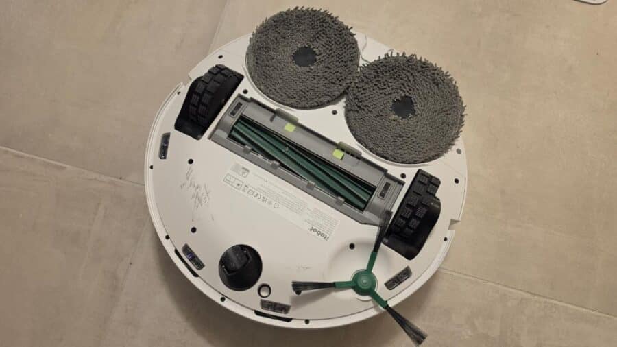 Parte inferiore di iRobot Roomba Plus 405 Combo con panni DualClean e rullo aspirante visibili
