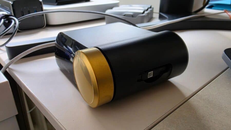 SteelSeries Arctis Nova Elite GameHub vista laterale con rotella in oro