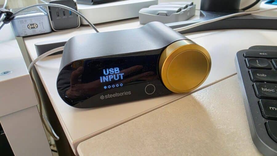 SteelSeries Arctis Nova Elite GameHub display OLED acceso con indicazione USB Input