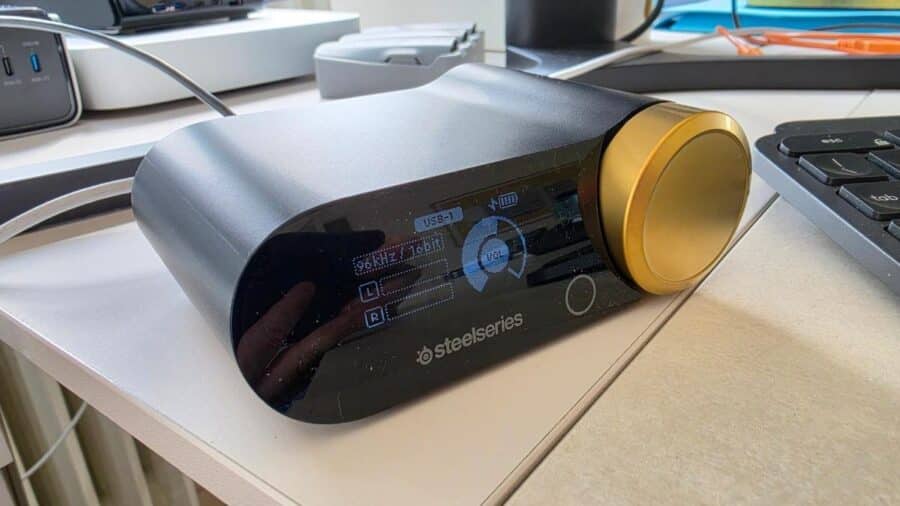 SteelSeries Arctis Nova Elite GameHub display OLED con indicazione 96kHz 16bit e livelli audio