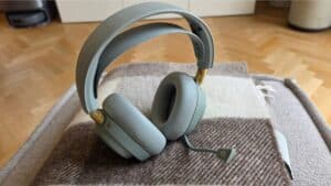 SteelSeries Arctis Nova Elite vista frontale con microfono retrattile estratto, colorazione Sage Gold