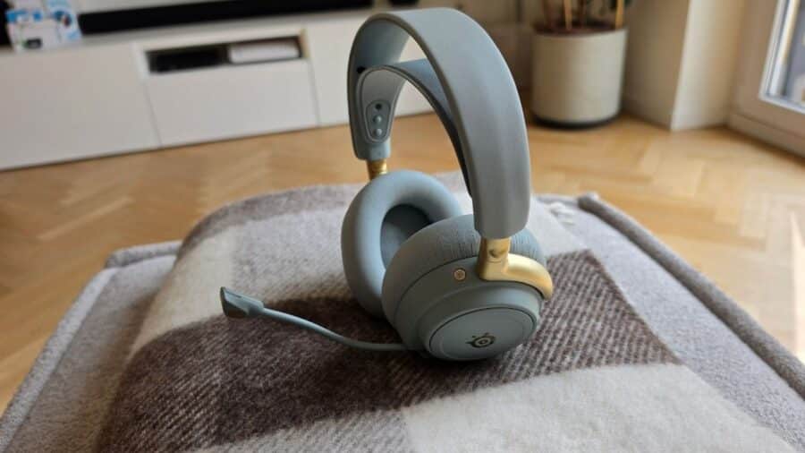 SteelSeries Arctis Nova Elite vista laterale con microfono retrattile e dettagli in oro, colorazione Sage Gold