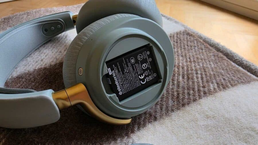 SteelSeries Arctis Nova Elite vano batteria aperto sul padiglione destro