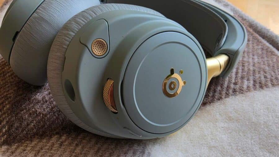 SteelSeries Arctis Nova Elite padiglione sinistro con microfono integrato beamforming e logo dorato