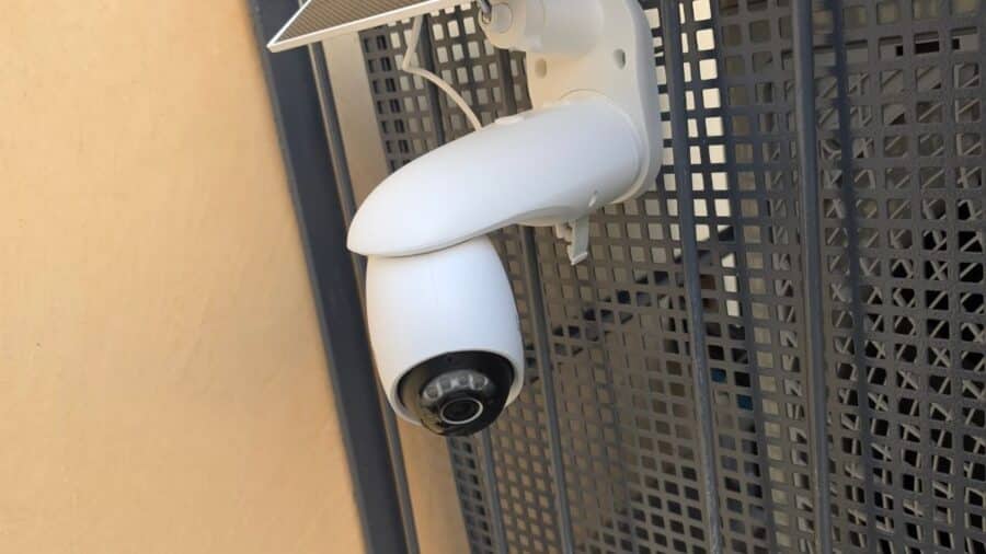 Dettaglio frontale della Tapo C660 Kit con obiettivo, LED infrarosso e faretti integrati visibili, montata su cancello