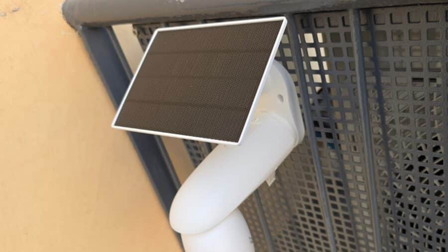 Dettaglio del pannello solare Tapo A201 collegato alla telecamera Tapo C660 Kit, vista ravvicinata sul pannello fotovoltaico