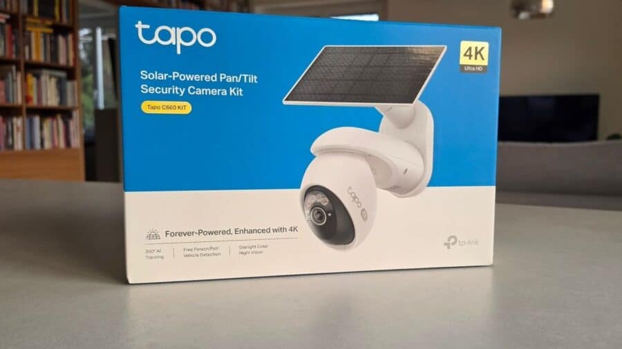 Confezione retail del Tapo C660 Kit di TP-Link sul tavolo, con il prodotto illustrato sulla scatola