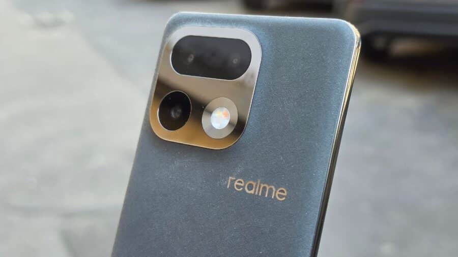 realme 16 Pro+ visto da dietro con fotocamera in primo piano