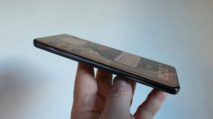 realme 16 Pro+ vista laterale con display curvo AMOLED 6,8 pollici