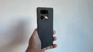 realme 16 Pro+ scocca posteriore Master Grey con logo realme e tripla fotocamera