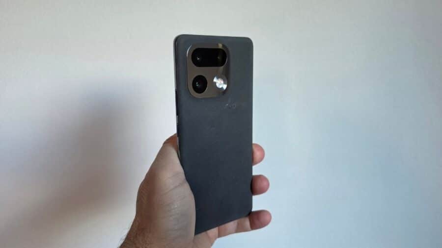 realme 16 Pro+ scocca posteriore Master Grey con logo realme e tripla fotocamera