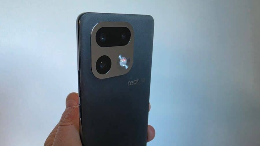 realme 16 Pro+ dettaglio modulo fotocamere posteriore con teleobiettivo periscopico