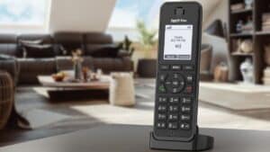 FritzFon m3 su un tavolo in un ambiente luminoso