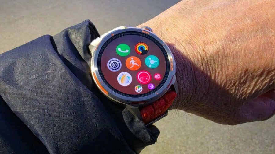 Huawei Watch GT Runner 2 al polso con cinturino intrecciato arancione e menu app principale sul display AMOLED rotondo