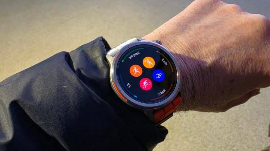 Huawei Watch GT Runner 2 al polso con notifica calendario e chiamata in arrivo sul display, cinturino arancione