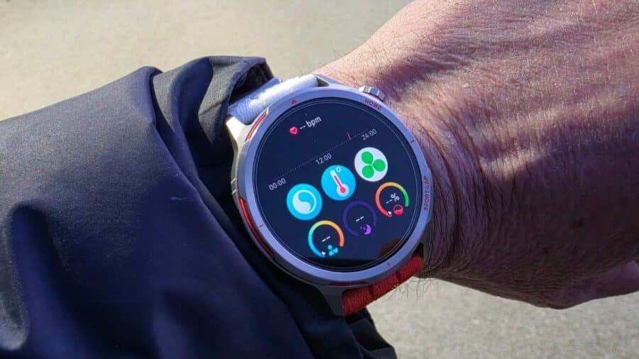 Huawei Watch GT Runner 2 al polso con quadrante artistico a spirale colorata e indicatori di attività fisica