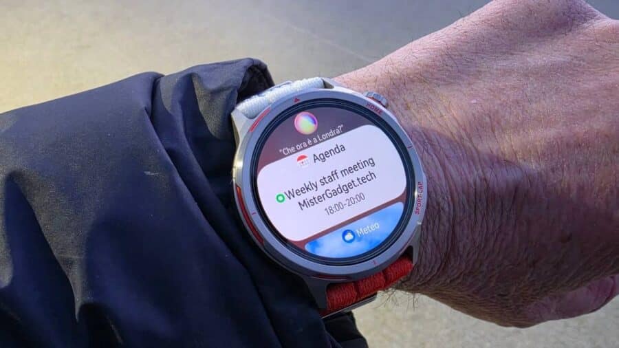 Huawei Watch GT Runner 2 al polso con quadrante running che mostra ore, RAI, WTL e chilometri settimanali