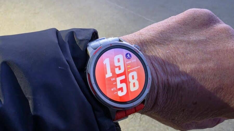 Huawei Watch GT Runner 2 al polso con pannello controlli rapidi: sveglia, torcia, Focus e batteria al 63%