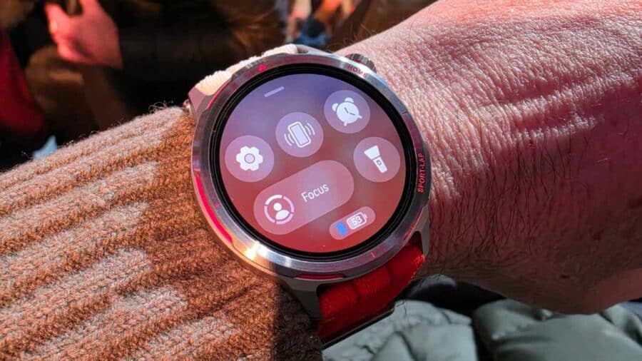 Huawei Watch GT Runner 2 al polso con cinturino intrecciato arancione e menu app principale sul display AMOLED rotondo