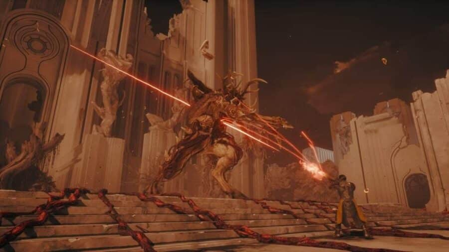 Un mostro biomeccanico spara raggi rossi contro il protagonista sulle scale di una struttura colossale in rovina in Saros.