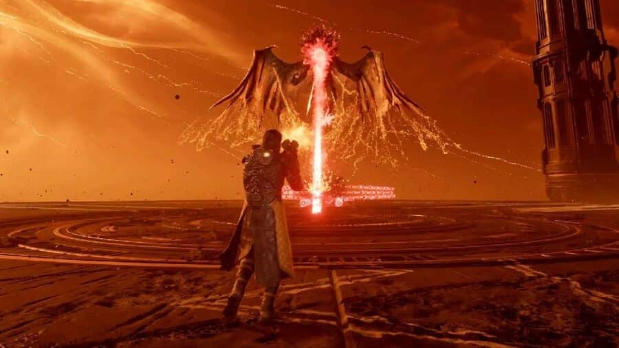 Il protagonista di Saros affronta una creatura volante che emette un raggio energetico in un’arena circolare immersa in una luce arancione.