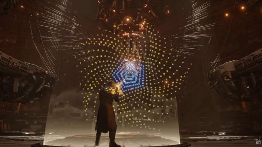 Il protagonista di Saros osserva una gigantesca struttura tecnologica sospesa mentre geometriche figure luminose riempiono lo spazio della stanza.