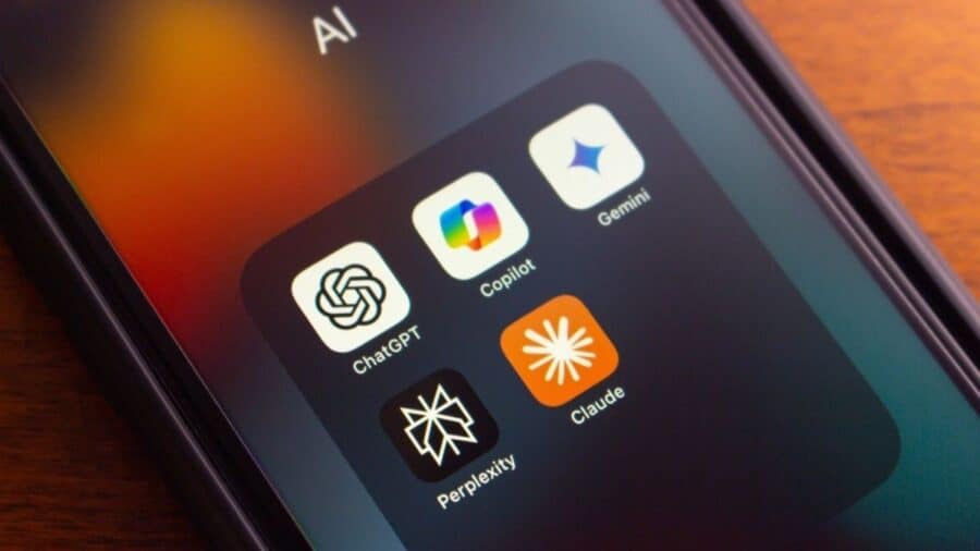 cartella con AI chatpt, gemini, claude, perplexity, copilot