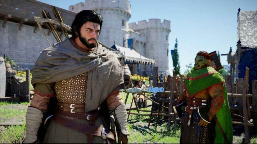 Kliff cammina in un villaggio fortificato di Crimson Desert accanto a un personaggio orco, con mura e tende sullo sfondo.