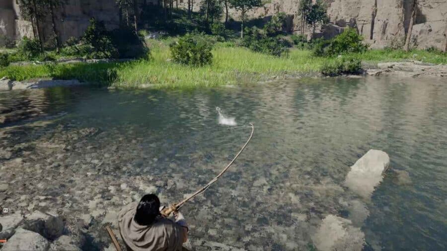 Il protagonista pesca con una canna in un fiume limpido circondato da vegetazione e rocce in una scena di Crimson Desert.