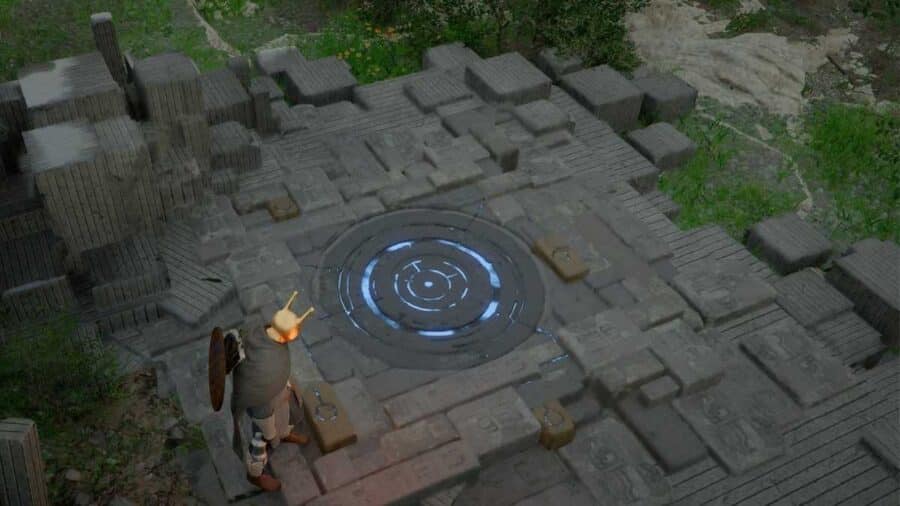 Un personaggio si trova davanti a una piattaforma circolare luminosa circondata da blocchi di pietra in un enigma ambientale di Crimson Desert.