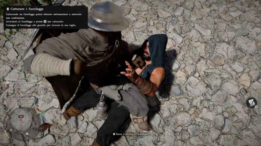 Kliff immobilizza a terra un fuorilegge incappucciato durante una fase di cattura in Crimson Desert, con interfaccia di missione visibile.