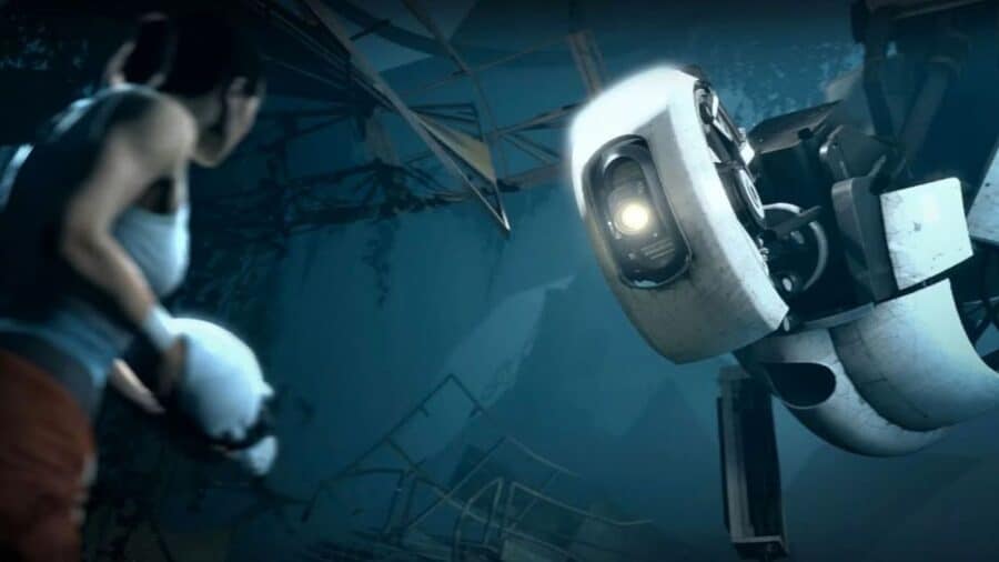 GLaDOS osserva il protagonista di Portal in un laboratorio distrutto, con il suo grande occhio meccanico illuminato in primo piano.