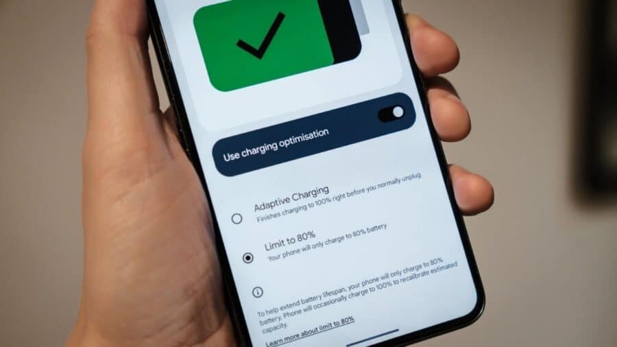 Uno smartphone mostra nelle impostazioni l’opzione di ottimizzazione della ricarica con limite massimo impostato all’80%.