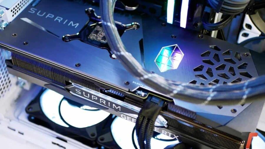 Scheda video MSI GeForce RTX Suprim installata in un PC desktop con illuminazione RGB e tubi del raffreddamento a liquido visibili intorno al dissipatore.