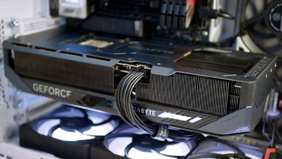 Scheda video Gigabyte GeForce RTX montata in un case bianco, con grande dissipatore, connettore di alimentazione laterale e ventole RGB sul fondo del case.
