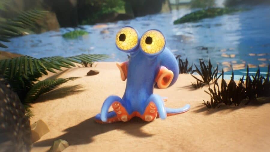 Primo piano del piccolo polpo blu seduto sulla sabbia, con grandi occhi gialli e acqua sullo sfondo in Darwin’s Paradox.