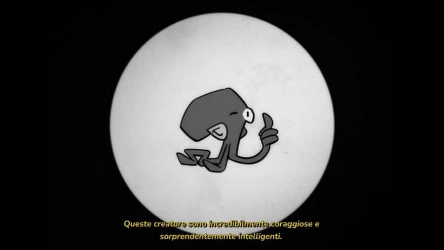 Illustrazione in bianco e nero del polpo su sfondo circolare con sottotitoli in italiano visibili nella parte inferiore dello schermo in Darwin’s Paradox.