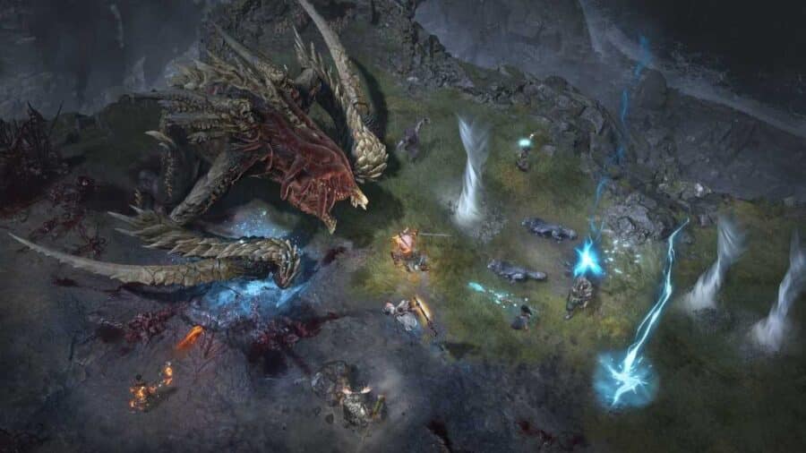 Inquadratura isometrica di Diablo 4 con un gigantesco drago demoniaco che affronta un gruppo di personaggi tra magie, fulmini e attacchi corpo a corpo su un terreno roccioso.